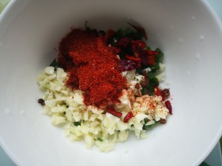 9、香辣藕片,碗里放葱花、蒜末、干辣椒、花椒和辣椒面