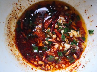 10、香辣藕片,浇上热油爆香