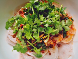 18、香辣藕片,碗里放入藕片、料汁和香菜