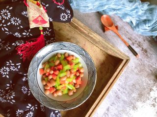 1、快手小凉菜~芹香花生米,超级简单的快手小凉菜哦！