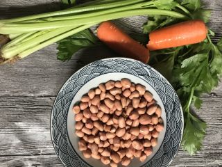 2、快手小凉菜~芹香花生米,准备好食材