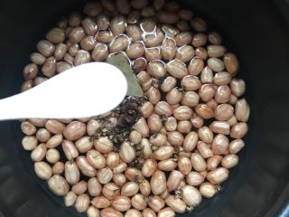 4、快手小凉菜~芹香花生米,加入三勺食用盐