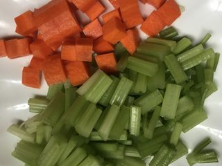 6、快手小凉菜~芹香花生米,芹菜和胡萝卜切成粒