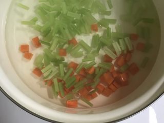 7、快手小凉菜~芹香花生米,放锅中焯水五秒即刻捞出。