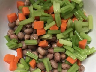 8、快手小凉菜~芹香花生米,把食材放在大碗中。