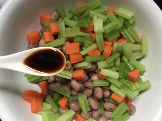 9、快手小凉菜~芹香花生米,加入味达美酱油一勺