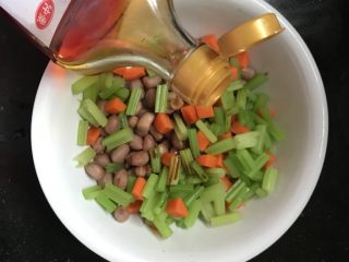 10、快手小凉菜~芹香花生米,加入小红油