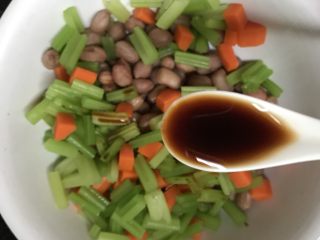 11、快手小凉菜~芹香花生米,加入陈醋一勺