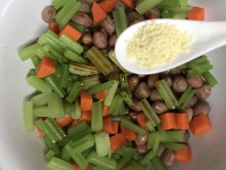 12、快手小凉菜~芹香花生米,加入鸡精一勺