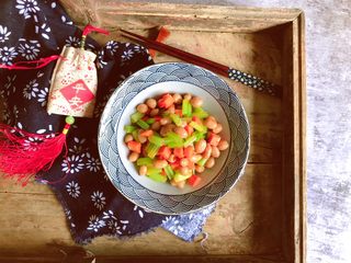 13、快手小凉菜~芹香花生米,拌均匀即可食用了。是不是超级简单快速？夏日必备小凉菜，赶紧做起来！