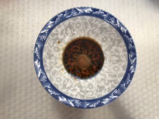 1、酸辣厥根粉,碗中放入适量的盐，加入一勺生抽