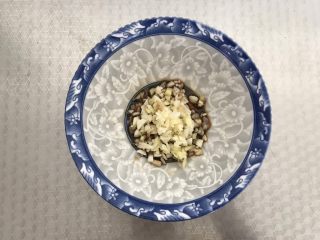 2、酸辣厥根粉,在加入姜末和蒜末