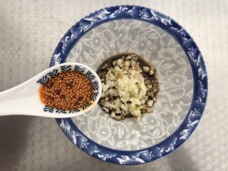 3、酸辣厥根粉,加入一勺辣椒油