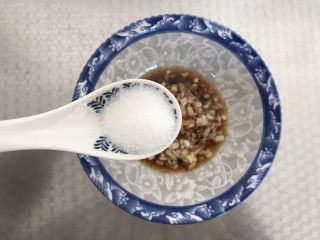 5、酸辣厥根粉,加入1勺白糖