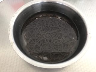 8、酸辣厥根粉,过一遍凉水