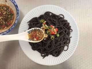 9、酸辣厥根粉,捞出来，淋上调好的酱汁