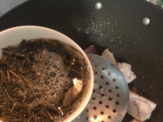 6、茶香排骨,倒入浸泡好的绿茶水，轻轻翻炒均匀