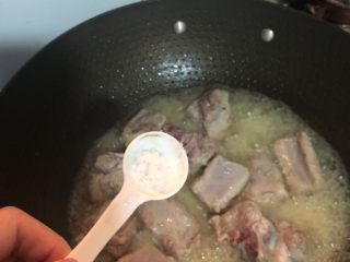 7、茶香排骨,加入盐