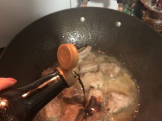 9、茶香排骨,加入生抽，一起混合好，开大火煮开该中火继续焖二十分钟