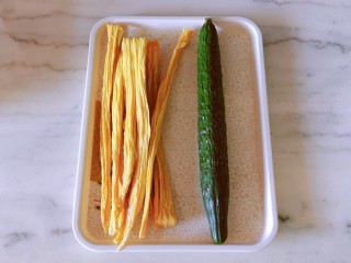 1、凉拌腐竹黄瓜,食材准备好