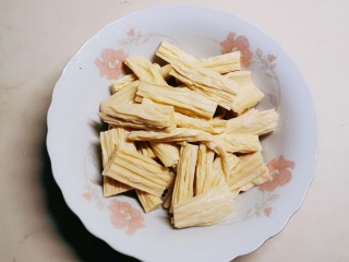 3、凉拌腐竹黄瓜,切段