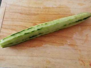 6、凉拌腐竹黄瓜,黄瓜清洗干净 去皮