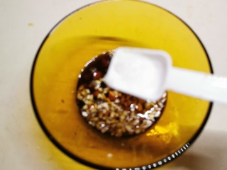 11、凉拌腐竹黄瓜,放入白糖