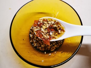 12、凉拌腐竹黄瓜,放入蚝油 芝麻油 拌匀备用