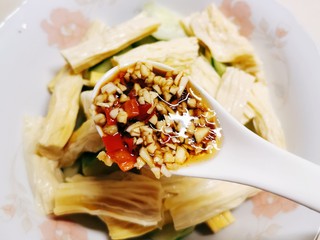 14、凉拌腐竹黄瓜,放入调好的料汁