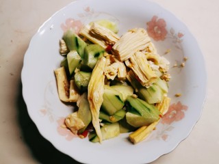 15、凉拌腐竹黄瓜,拌匀