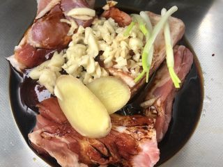 1、黯然销魂叉烧饭,五花肉去皮洗净，所有调料放进去拌匀腌制2-3小时，或冷藏。中途拿出来再拌拌。