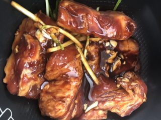 3、黯然销魂叉烧饭,放入电饭锅，按煮饭键，我们家电饭锅煮饭40分钟左右。如果煮饭时间长的可以继续煮，煮到汤汁收干即可。