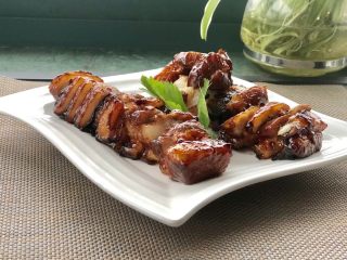 4、黯然销魂叉烧饭,我喜欢稍硬一点的叉烧，所以放烤箱里烤了一会儿。 最后拿出来，喜欢甜的童鞋，可以再刷一层蜂蜜。