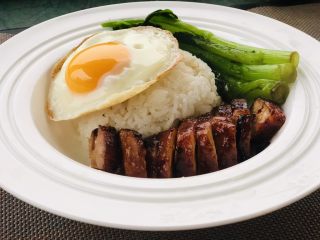 5、黯然销魂叉烧饭,太阳蛋需小火煎