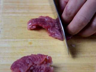 3、菠萝咕噜肉——水果入菜，一不小心却成了名菜,再切成3CM左右的块状。
