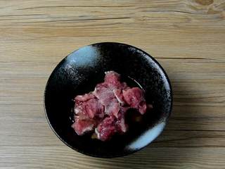 4、菠萝咕噜肉——水果入菜，一不小心却成了名菜,里脊肉装碗，依次加入姜汁、料酒、蛋清、盐，抓匀，腌制15分钟。