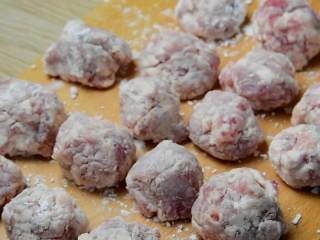 5、菠萝咕噜肉——水果入菜，一不小心却成了名菜,均匀裹上淀粉，捏至肉丸状。