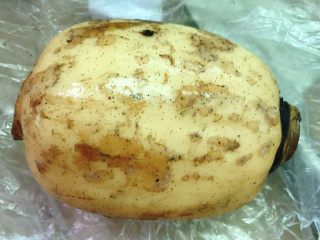 1、莲藕乌鸡汤,准备好莲藕