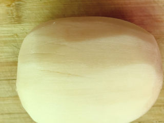 2、莲藕乌鸡汤,削皮