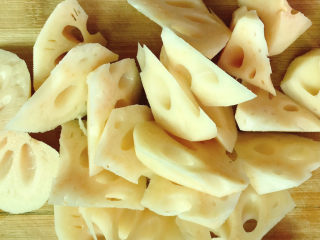 3、莲藕乌鸡汤,滚刀切成块儿。