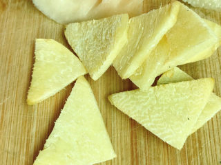 4、莲藕乌鸡汤,生姜切成片。