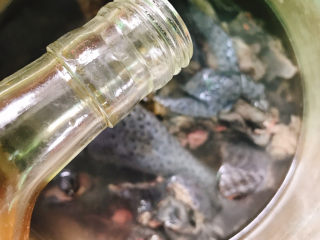 7、莲藕乌鸡汤,加入料酒