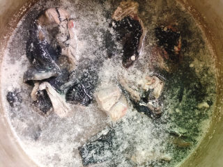 8、莲藕乌鸡汤,大火烧开