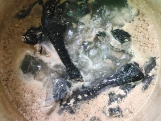 9、莲藕乌鸡汤,煮3分钟。