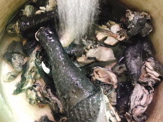 10、莲藕乌鸡汤,倒去血水之后冲洗干净。