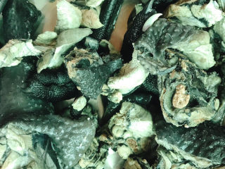 11、莲藕乌鸡汤,放入盘中备用。