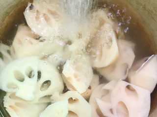 12、莲藕乌鸡汤,将莲藕放入高压锅中，加入适量清水。