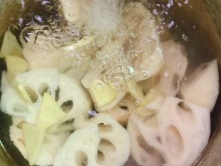 13、莲藕乌鸡汤,加入姜片。