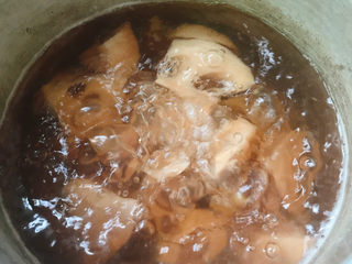 14、莲藕乌鸡汤,大火烧开后压10分钟。