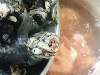 15、莲藕乌鸡汤,能打开锅盖的时候打开锅盖倒入乌骨鸡。